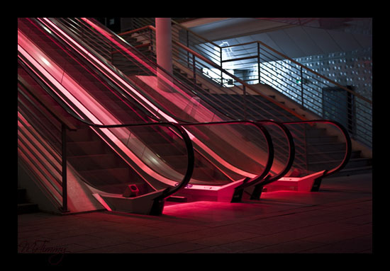 http://la-rose-noir.chez-alice.fr/BlogPhotoLoireAtlantique/escalator_le_ruban_bleu_saint_nazaire_nigth_nuit_mrtimmy_photographie.jpg