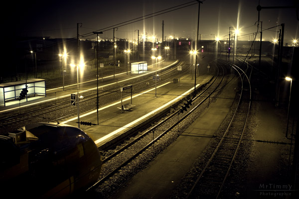 http://la-rose-noir.chez-alice.fr/BlogPhotoLoireAtlantique/gare_sncf_ter_saint_nazaire_direction_nantes_gloque_de_nuit_by_night_lumiere_mrtimmy_photographie.jpg