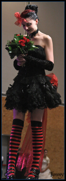 robe_mariee_noire_rouge_gothique_goth_fringue_goth_concours_chignon_nantes_beaute_selection_2009.jpg